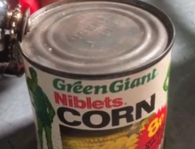 Άνοιξαν κονσέρβα καλαμποκιού από το 1982: Δείτε τι βρήκαν μέσα (βίντεο)